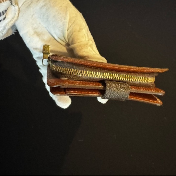 Louis Vuitton
Vintage 2000 monogram Compact Wallet - Picture 5 of 15